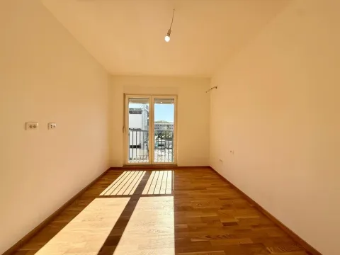 Prazna soba sa drvenim podom i izlazom na terasu. - image 11