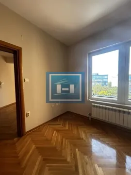 Prazna soba sa parketom i prozorom. - image 20