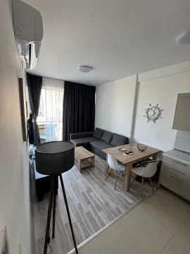 Dnevni boravak sa garniturom, trpezarijskim stolom i kuhinjskim dijelom. - image 3