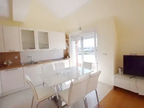 Izdavanje, trosoban stan, 106m², Tivat, Crna Gora - image 10