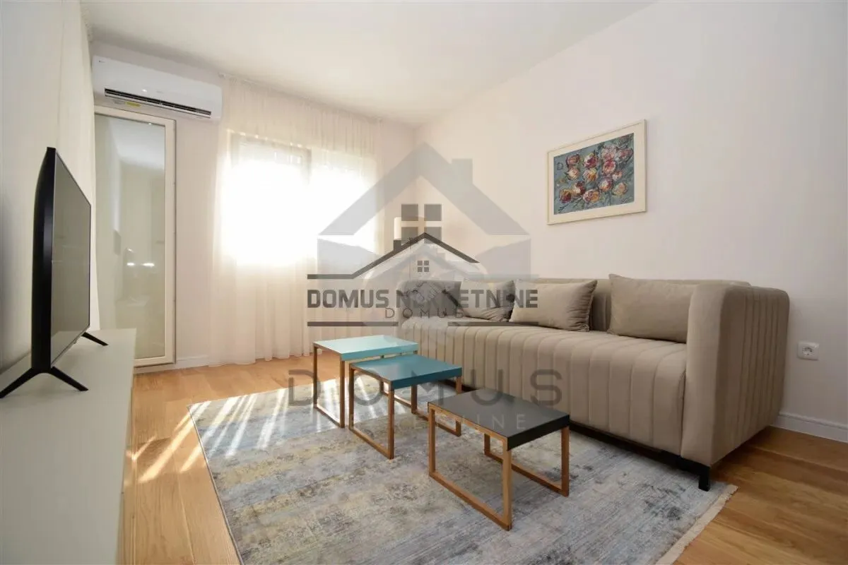 Izdavanje, jednosoban stan, 50m², Central Point, Podgorica