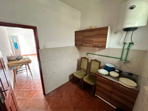 Small kitchen with basic units and a sink. - image 7