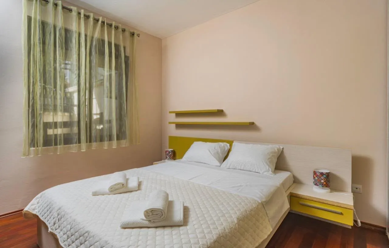 Izdavanje, trosoban stan, 170m², Dobrota, Kotor