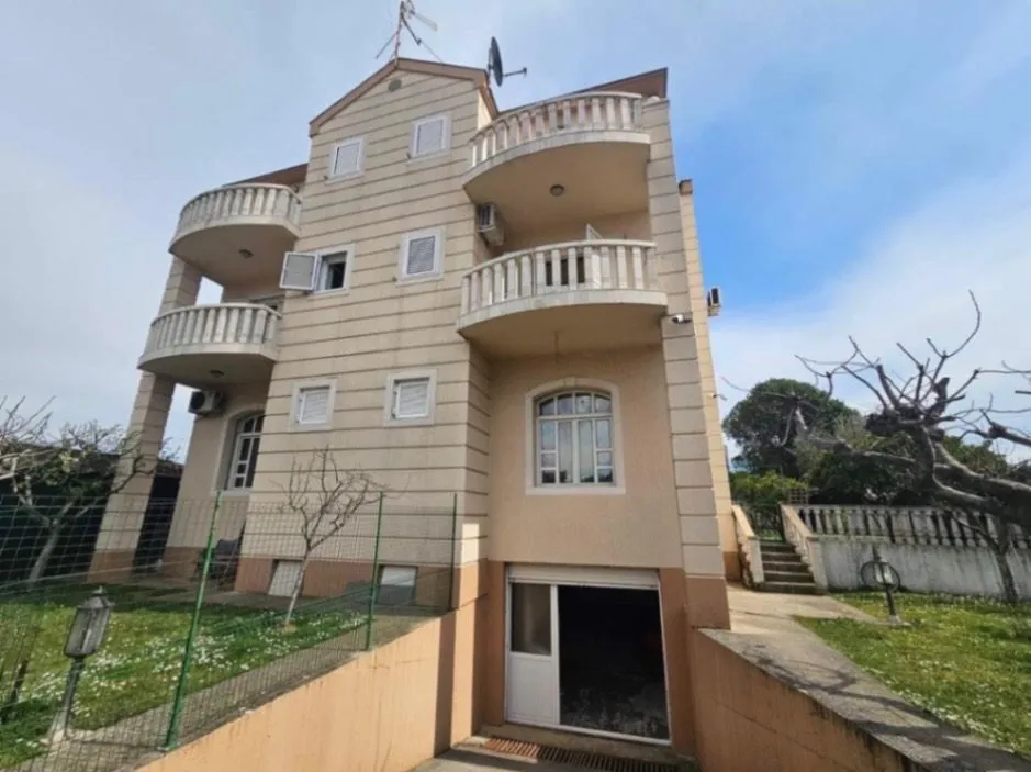 Izdavanje, kuća, 778m², Zabjelo, Podgorica