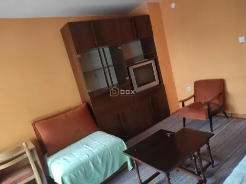 Dnevna soba sa garniturom, foteljom i velikim drvenim ormarom. - image 2