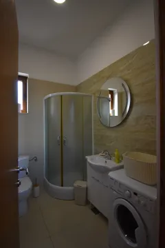 Manje kupatilo sa tuš kabinom, umivaonikom i veš mašinom. - image 10