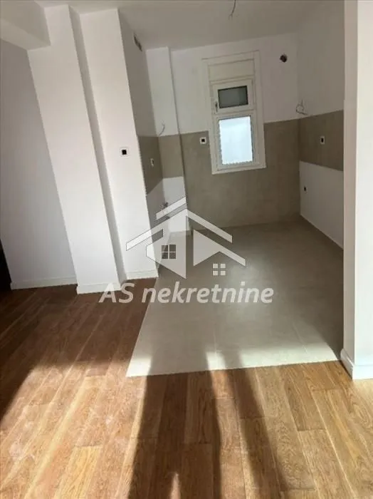 Izdavanje, trosoban stan, 71m², Čubura, Beograd