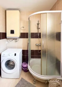 Kupatilo sa tuš kabinom, bojlerom i veš mašinom. - image 13