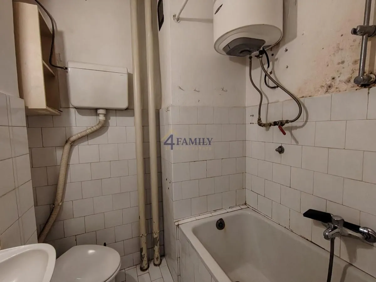 Manje kupatilo sa kadom, wc šoljom i bojlerom.