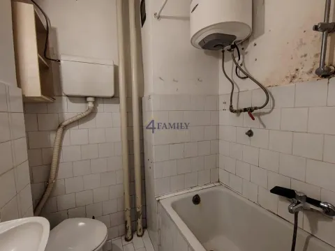 Manje kupatilo sa kadom, wc šoljom i bojlerom. - image 10