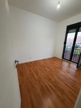 Prazna soba sa parketom i izlazom na terasu. - image 4