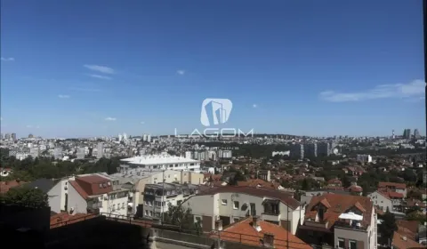 Pogled sa visine na gradski pejzaž i okolne objekte. - image 30