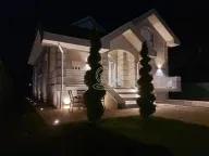 Prodaja, kuća, 380m², Centar, Inđija