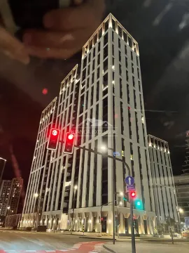 Noćni pogled na spoljašnjost moderne višespratne zgrade sa osvetljenjem. - image 14