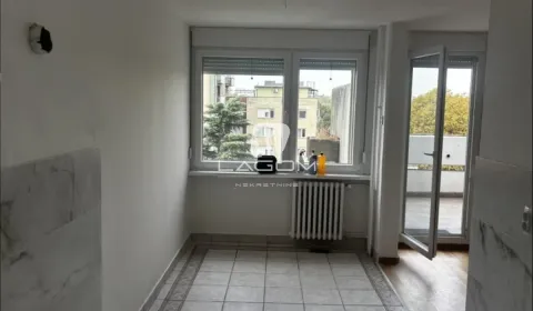 Manja kuhinja sa izlazom na terasu i prozorom. - image 16