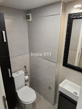 Manje kupatilo sa sivim pločicama, WC šoljom i umivaonikom sa ogledalom. - image 12