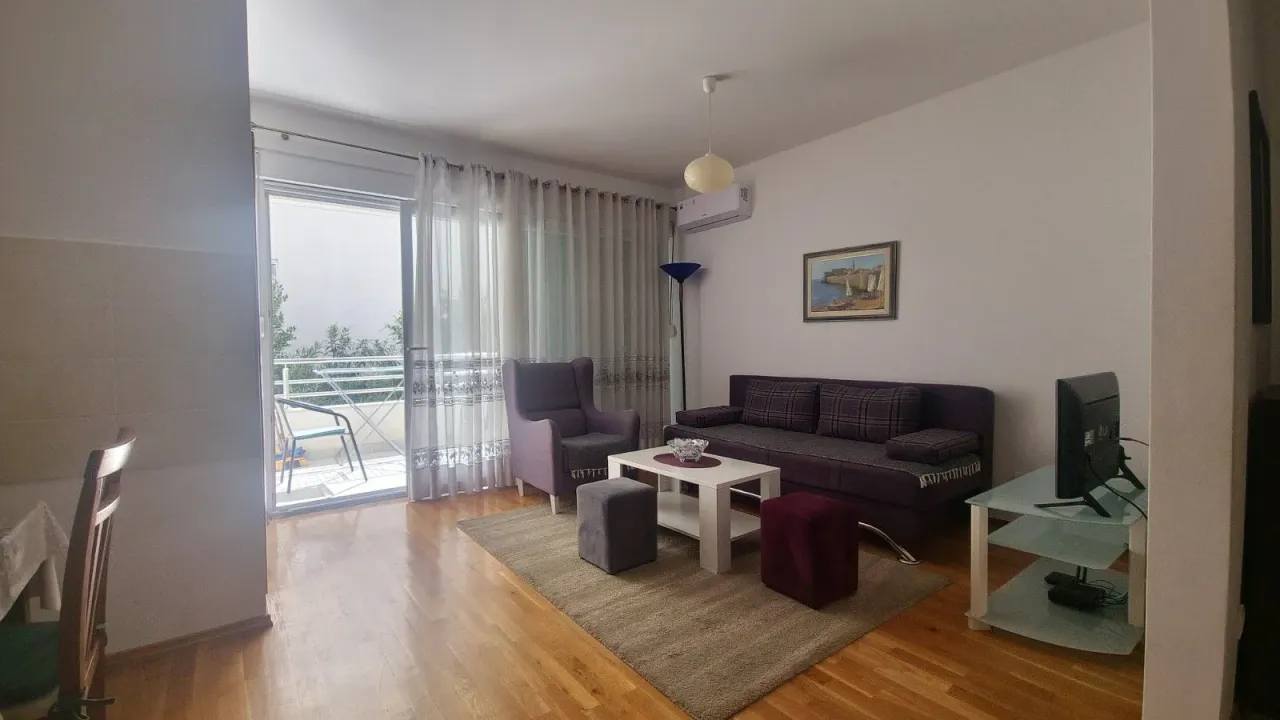 Izdavanje, dvosoban stan, 68m², Budva, Crna Gora
