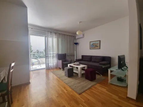 Izdavanje, dvosoban stan, 68m², Budva, Crna Gora