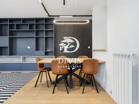 Trpezarija sa drvenim stolom i modernim smeđim stolicama pored velike plave police. - image 12