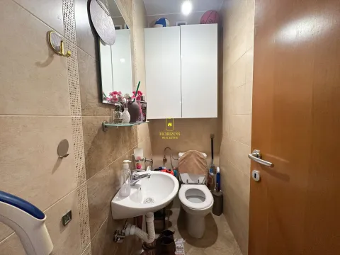 Manje kupatilo sa umivaonikom, WC šoljom i zidnim elementom. - image 7