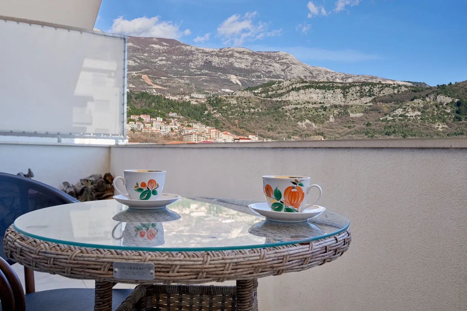 Pogled sa terase na planine sa stolom i šoljicama kafe.
