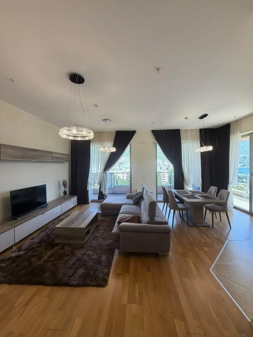 Spacious living room with a dining area and access to the terrace.