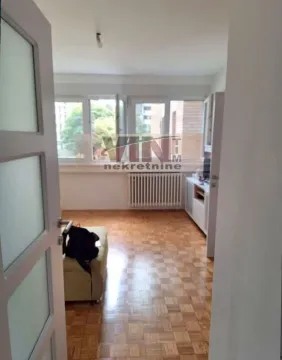 Pogled iz hodnika na dnevnu sobu sa parketom i prozorima. - image 5