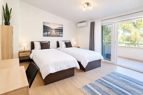 Bright bedroom with two single beds and access to the terrace. - image 11