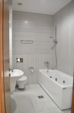 Moderno opremljeno kupatilo sa kadom, umivaonikom i wc šoljom. - image 5