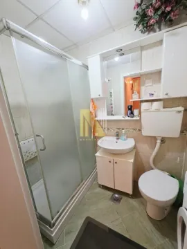 Manje kupatilo sa tuš kabinom, umivaonikom i toaletom. - image 13