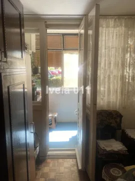 Pogled iz enterijera na zastakljenu terasu sa parketom na podu. - image 3