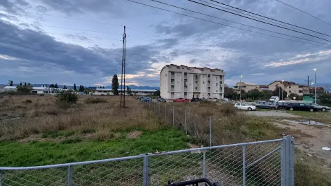 Pogled na višestambenu zgradu i okolno neizgrađeno zemljište u sumrak. - image 7