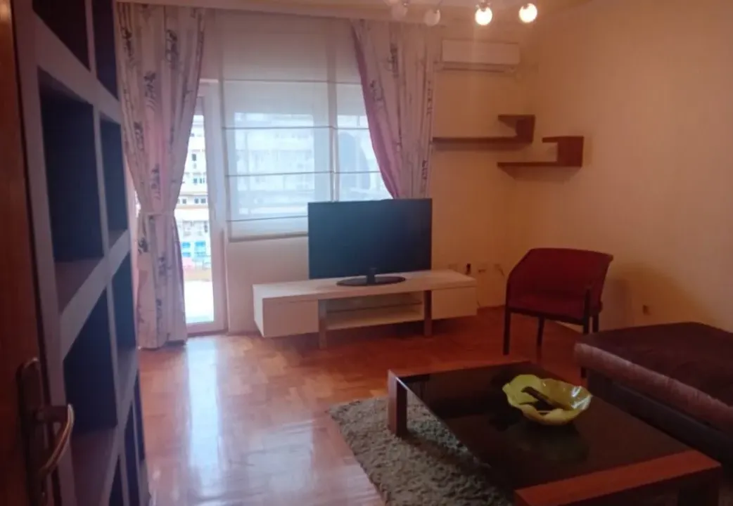 Izdavanje, dvosoban stan, 75m², Stari Aerodrom, Podgorica