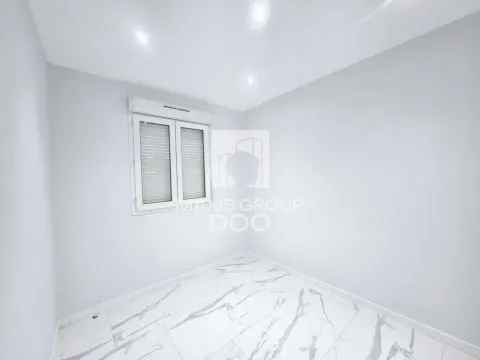 Prazna prostorija sa svetlim zidovima i prozorom. - image 7