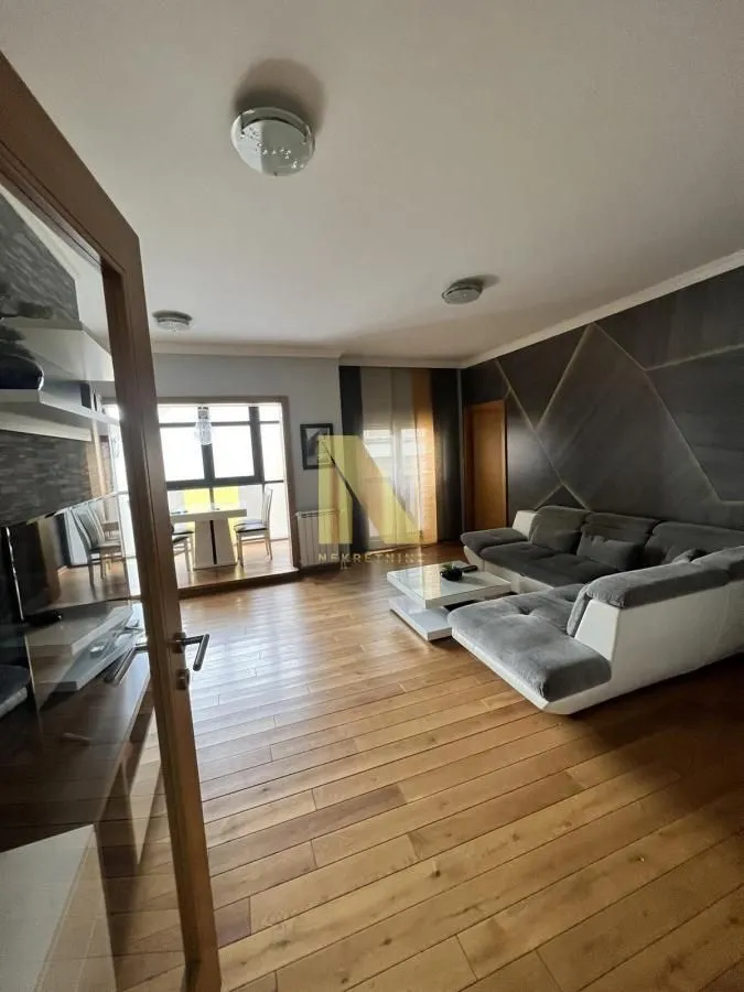 Izdavanje, trosoban stan, 62m², Centar, Novi Sad