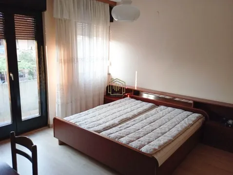 Bedroom with a double bed and access to the terrace. - image 2