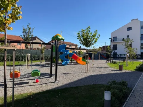 Dvorište sa igralištem ispred stambene zgrade. - image 19
