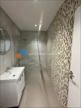 Savremeno opremljeno kupatilo sa tuš kabinom i umivaonikom. - image 18