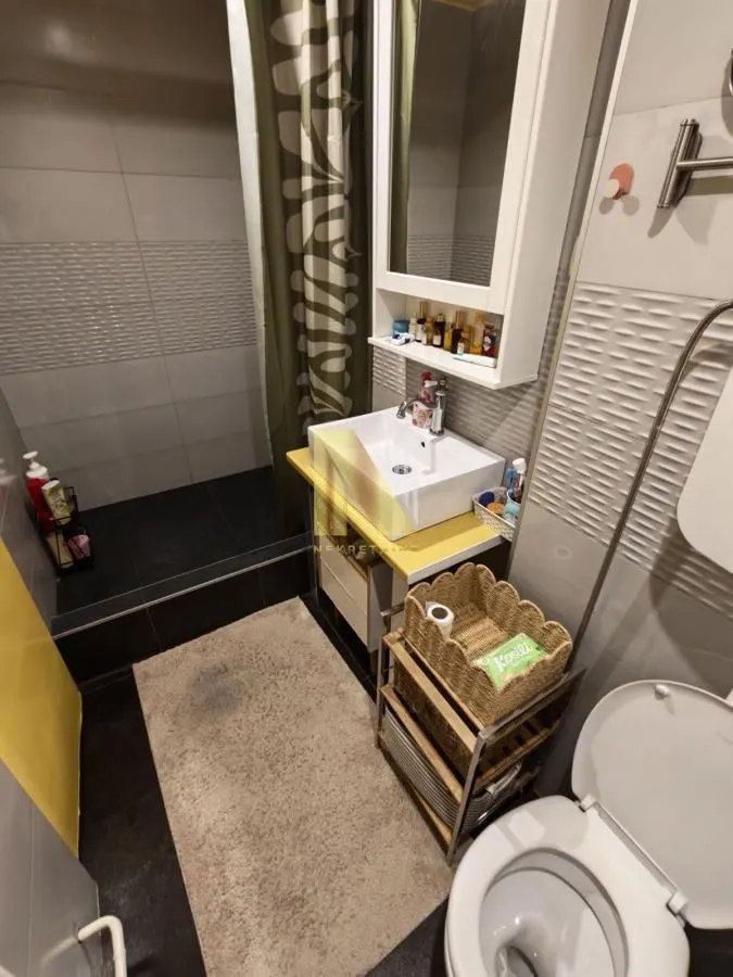 Kompaktno kupatilo sa tuš kabinom, umivaonikom i toaletom.