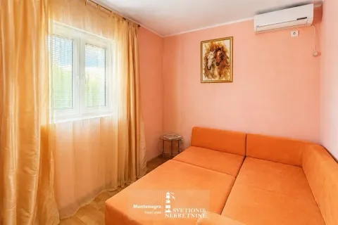 Manja spavaća soba sa narandžastim krevetom, prozorom sa žutim zavesama i klima uređajem. - image 15