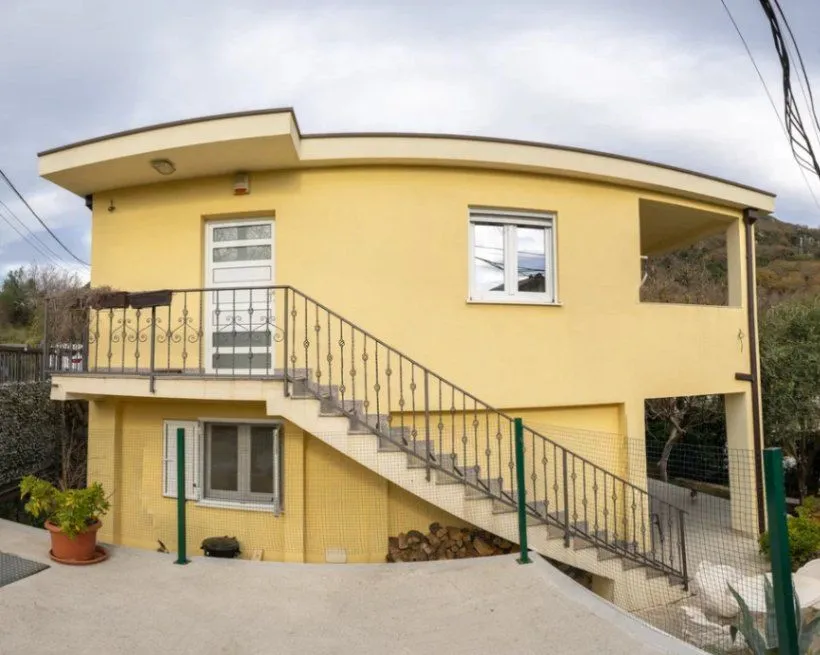Izdavanje, kuća, 111m², Lastva Grbaljska, Kotor