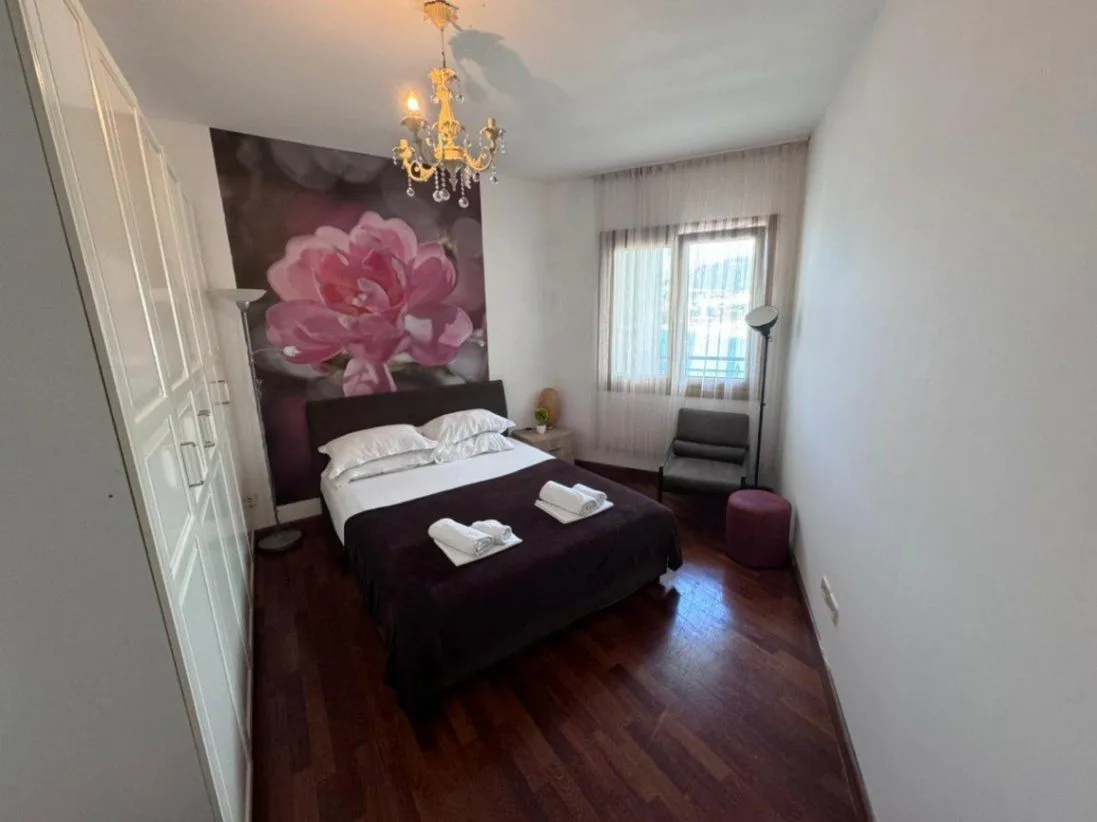 Izdavanje, dvosoban stan, 108m², Rafailovići, Budva