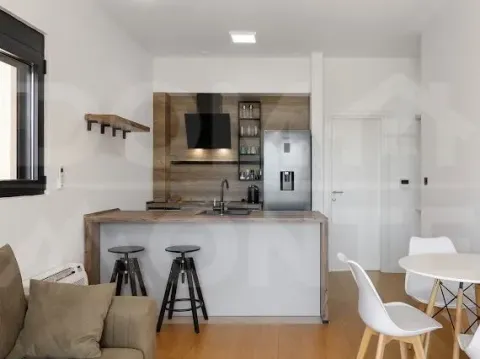 Moderna kuhinja sa šankom i trpezarijskim stolom u sklopu dnevnog boravka. - image 6