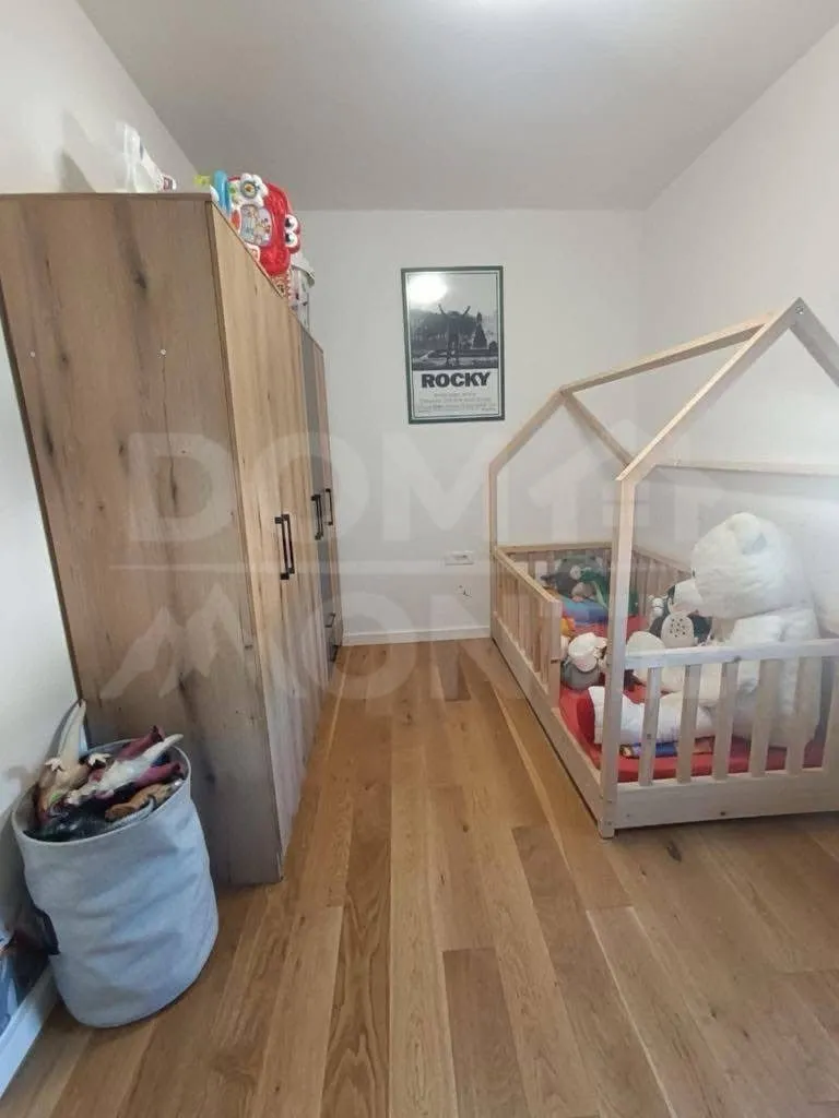 Izdavanje, dvosoban stan, 75m², Tivat, Crna Gora