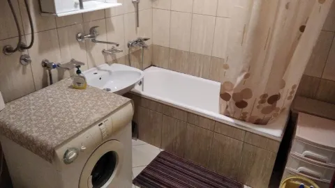 Manje kupatilo sa kadom, umivaonikom i veš mašinom. - image 26
