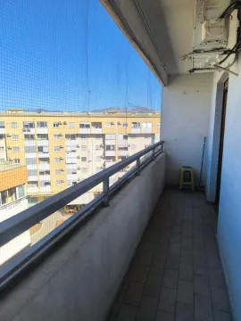 Dugačka natkrivena terasa sa zaštitnom mrežom i pogledom na zgradu. - image 3