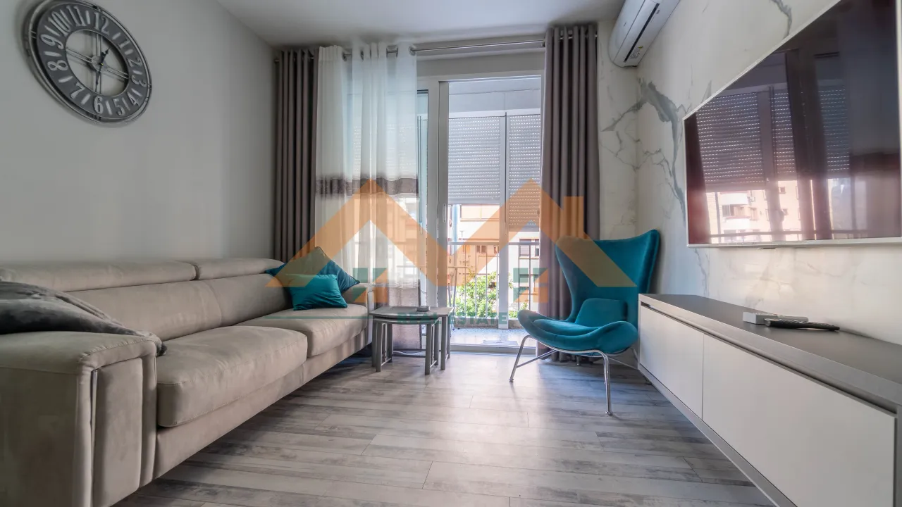 Izdavanje, dvosoban stan, 69m², Centar, Podgorica