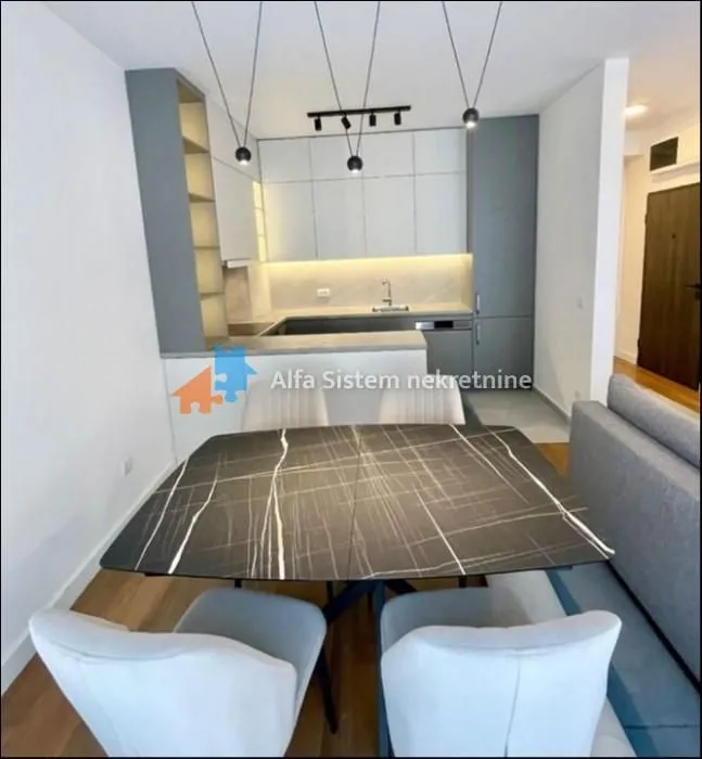 Izdavanje, trosoban stan, 60m², Vračar Sve Podlokacije, Beograd