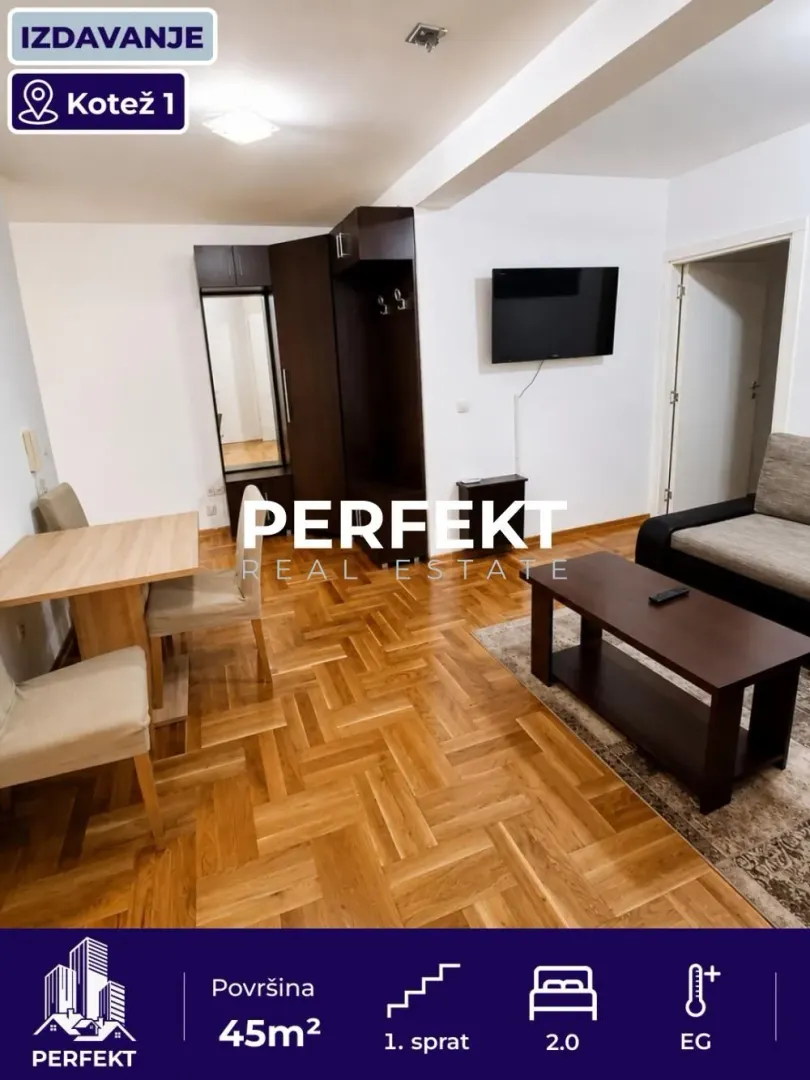 Dnevna soba sa garniturom, trpezarijskim stolom i TV-om.
