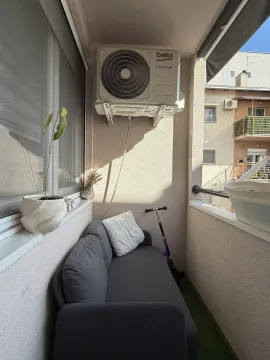 Manji namešteni balkon sa kaučem i klima uređajem. - image 13